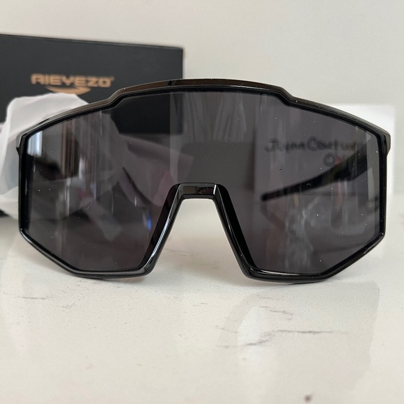 NEW Name brand Black SUNGLASSES, Trendy sunglasses NEW w bag & wipe - Picture 1 of 5